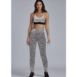 EUC Noli Yoga Gold Reflective Leggings | Size Small (4-6)